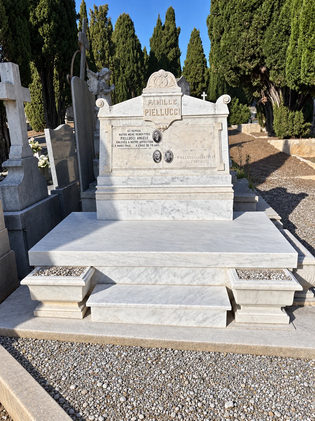Monument familial ouvragé en marbre blanc