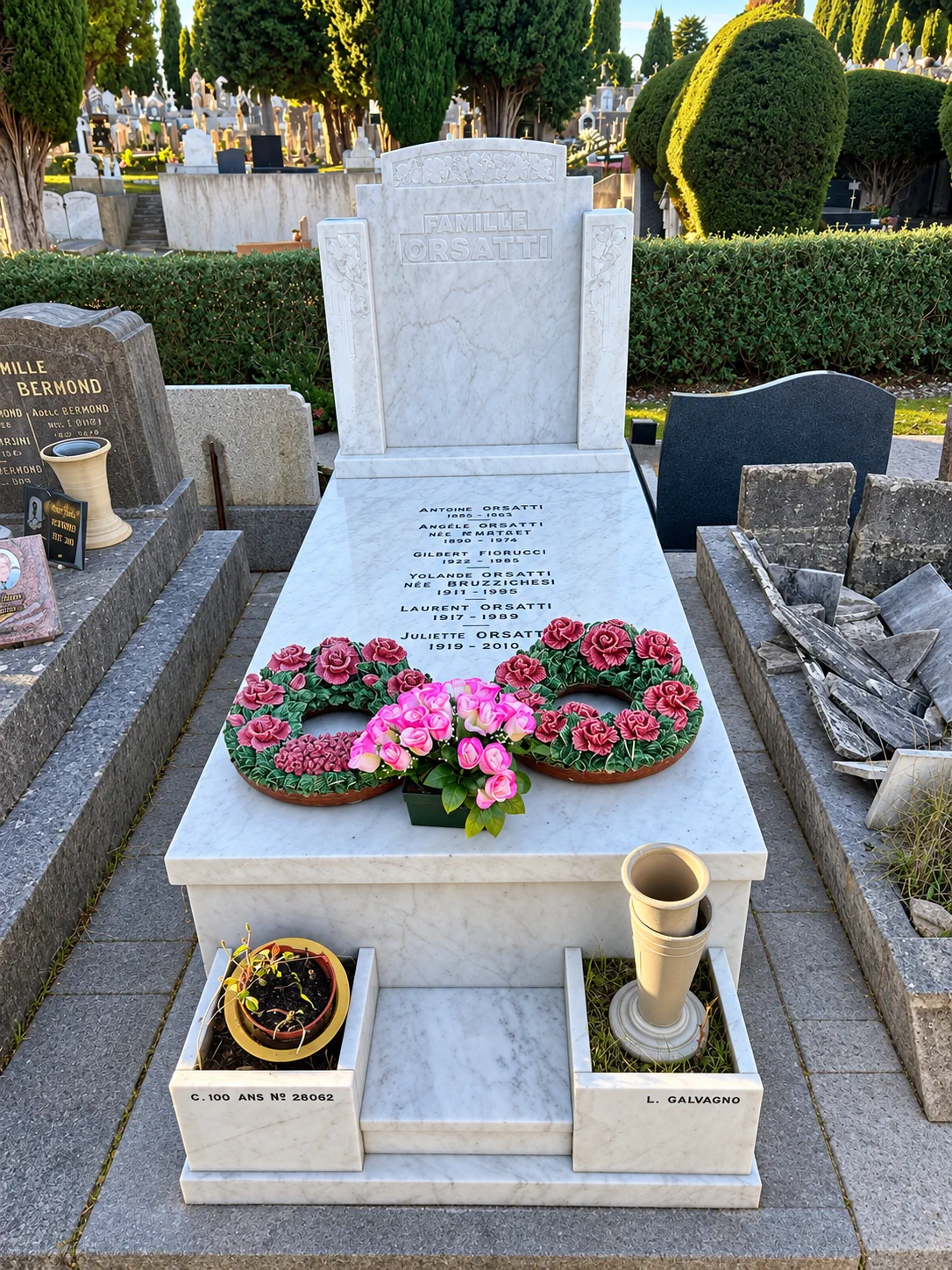 Monument funéraire en marbre blanc avec gravures personnalisées