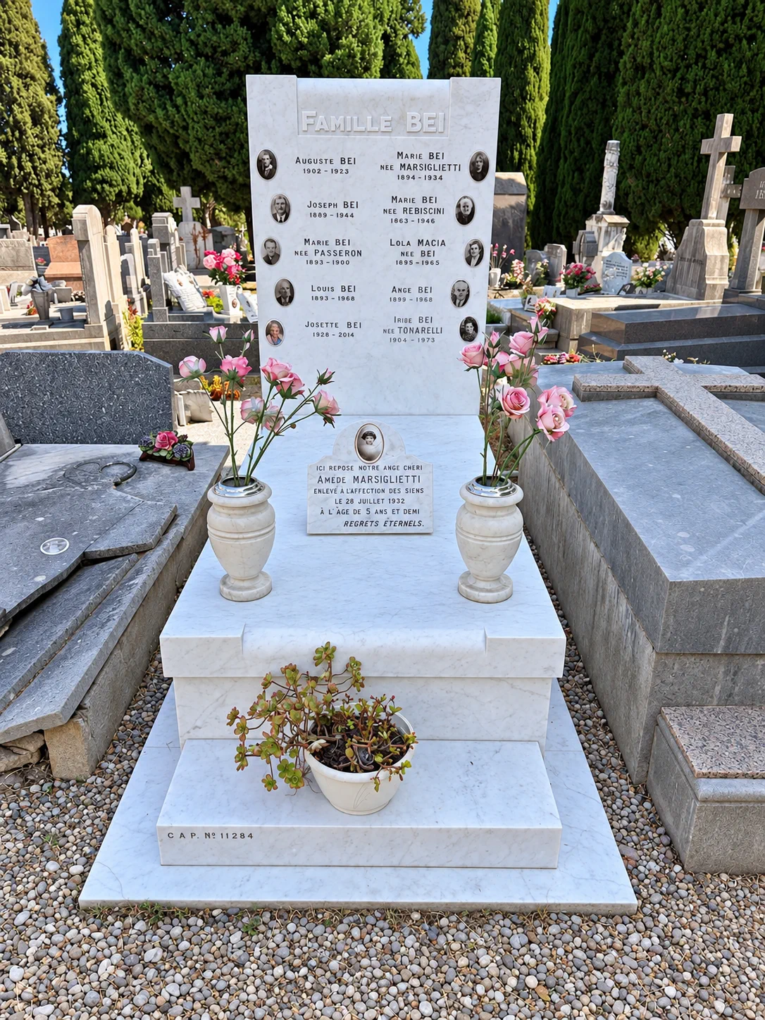 Monument familial vertical en marbre blanc