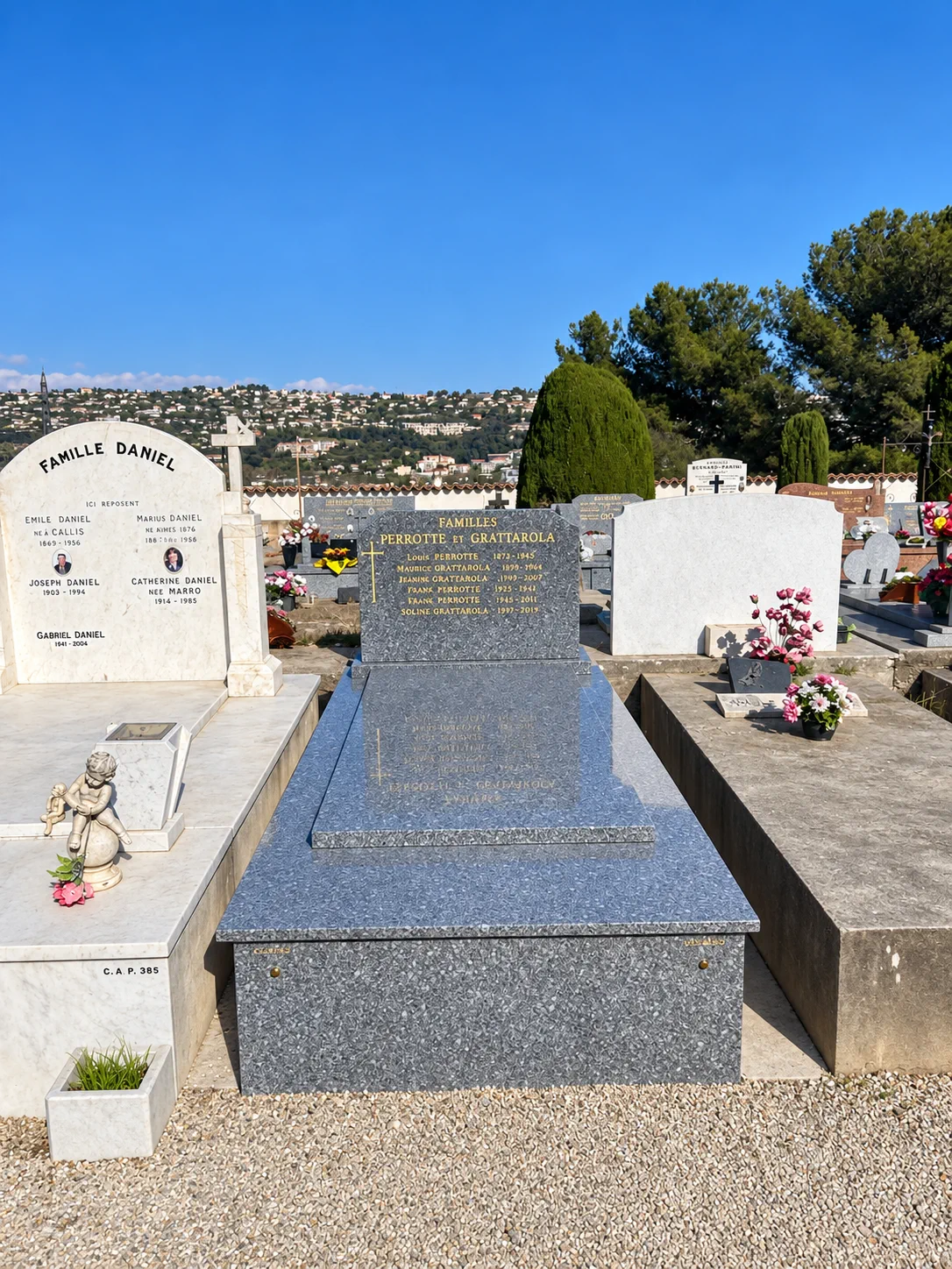 Monument en granit bleu avec gravure dorée